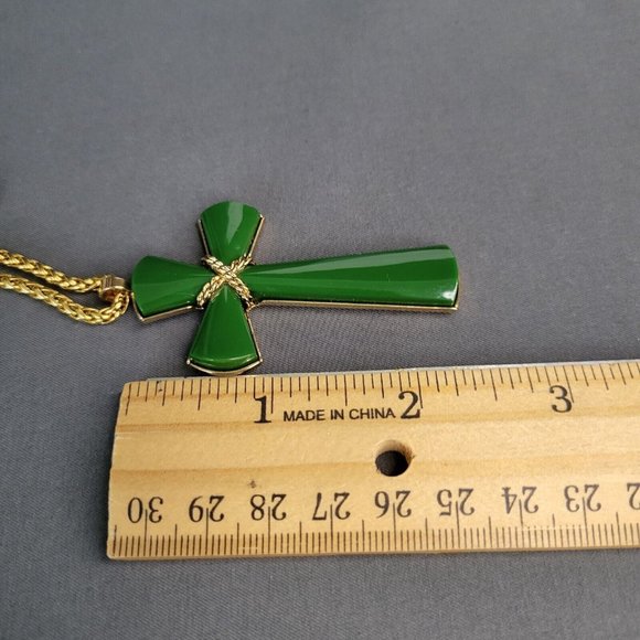 Avon Gold Tone Wheat Chain Green Faux Jade Cross Pendant Necklace 22 in - Picture 8 of 10